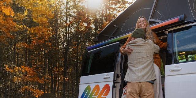 Couple auf Camping-Trip in California Ocean im Herbst