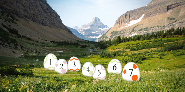 Nummerierte Ostereier auf Blumenwiese vor Bergpanorama