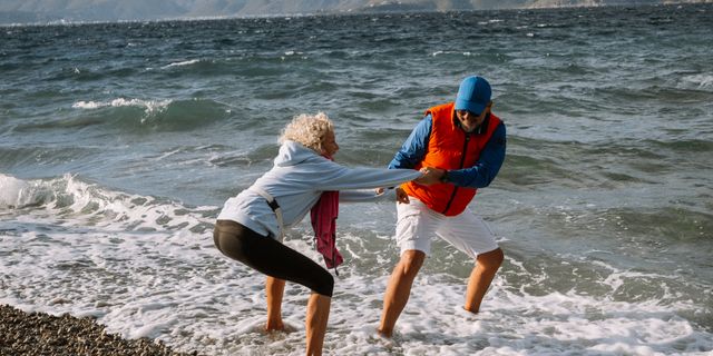 Ein älteres Pärchen spielt im Meer